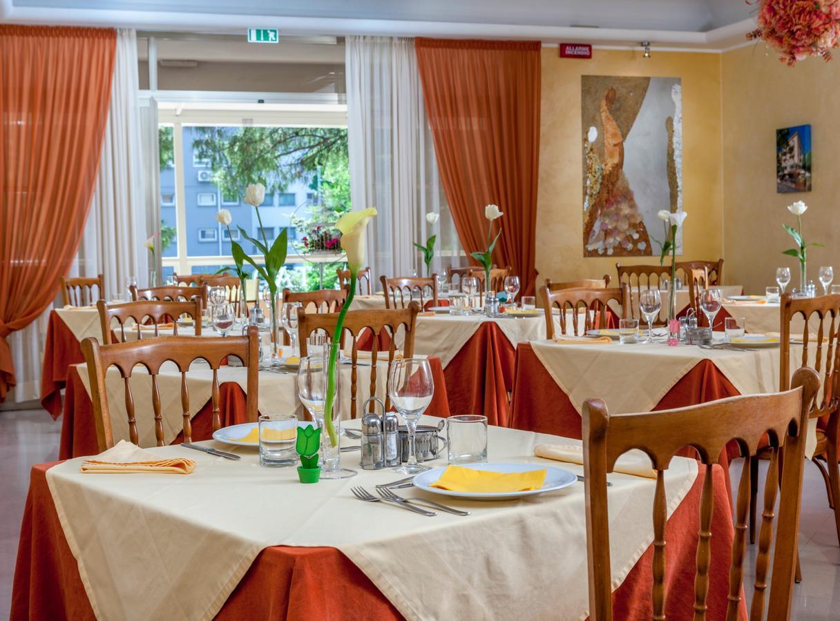 Hotel Alfa Tao Riccione Bagian luar foto