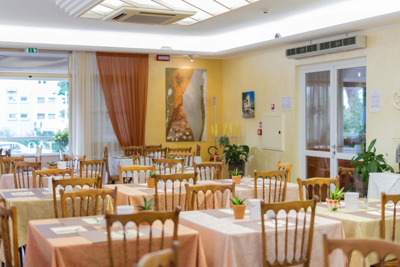 Hotel Alfa Tao Riccione Bagian luar foto