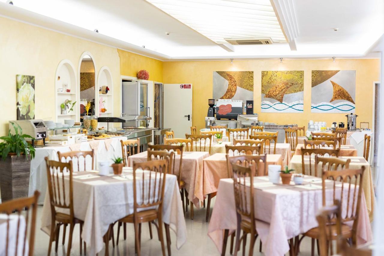 Hotel Alfa Tao Riccione Bagian luar foto